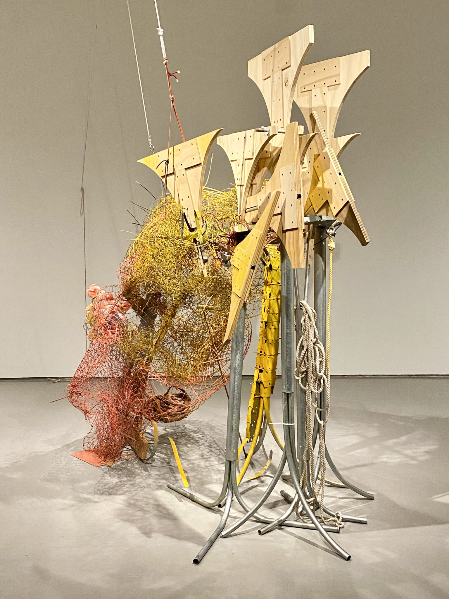 yellow mesh under main